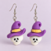 Imagem de Brinco Kawaii Fantasminha com Chapéu de Bruxa Roxo – Bijuteria Feminina Halloween Geek