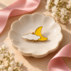 Imagem de Pin Broche Kawaii Lua Crescente Amarela com Nuvem Branca – Acessório Delicado para Jaqueta, Mochila e Bolsa