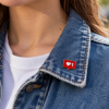 Imagem de Pin Broche Curtida Like Coração Notificação +1 Vermelho – Acessório Geek para Jaqueta Jeans, Mochila e Bolsa