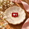 Imagem de Pin Broche Curtida Like Coração Notificação +1 Vermelho – Acessório Geek para Jaqueta Jeans, Mochila e Bolsa