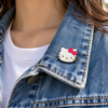 Imagem de Pin Broche Hello Kitty Clássica com Laço Rosa e Contorno Dourado – Acessório Kawaii para Jaqueta Jeans, Mochila e Bolsa