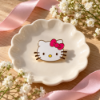 Imagem de Pin Broche Hello Kitty Clássica com Laço Rosa e Contorno Dourado – Acessório Kawaii para Jaqueta Jeans, Mochila e Bolsa